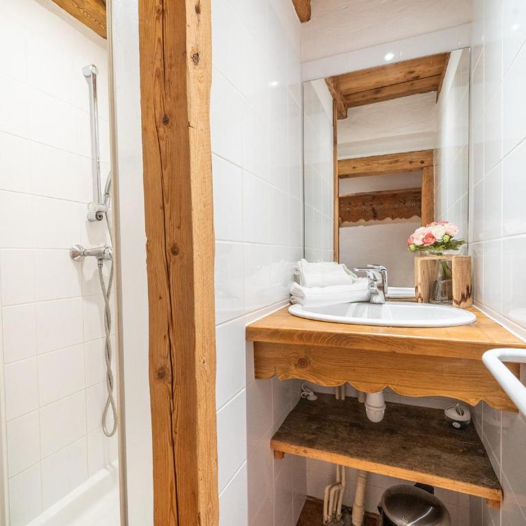 Spacieux appart 5 ch au cœur du village, charme savoyard, WiFi, cheminée décorative - FR-1-437-51 - Apartamento (10 adultos) - 13