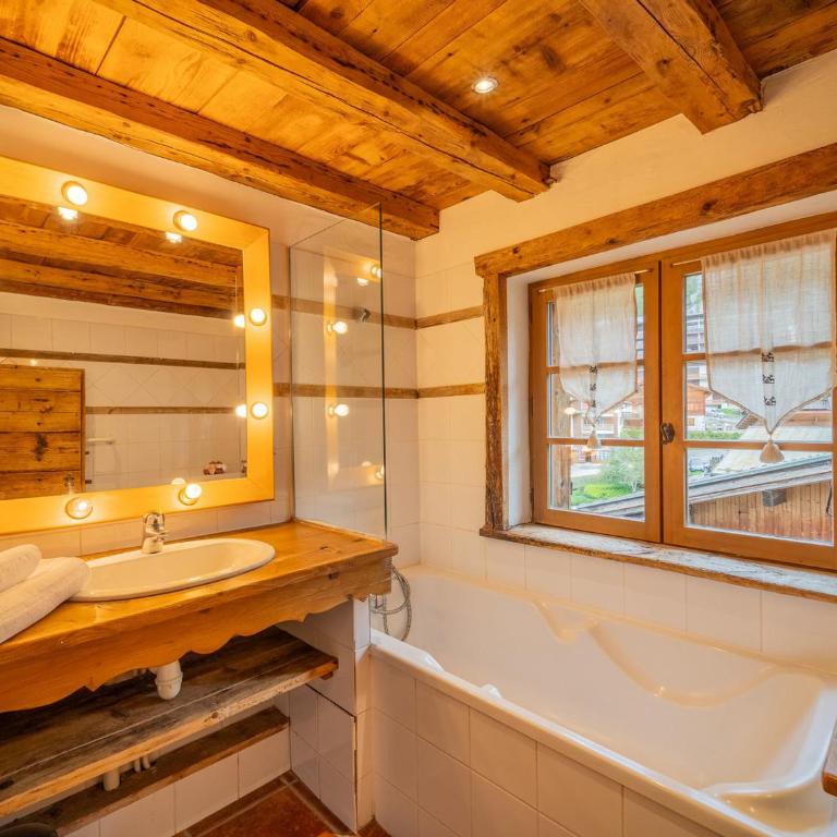 Spacieux appart 5 ch au cœur du village, charme savoyard, WiFi, cheminée décorative - FR-1-437-51 - Apartamento (10 adultos) - 16
