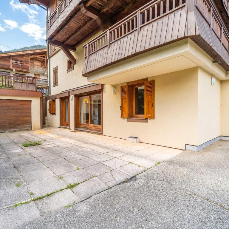 Appartement 3 chambres avec terrasse, centre village, piste et commerces à pied, garage et WIFI - FR-1-437-104 - Apartamento - 10