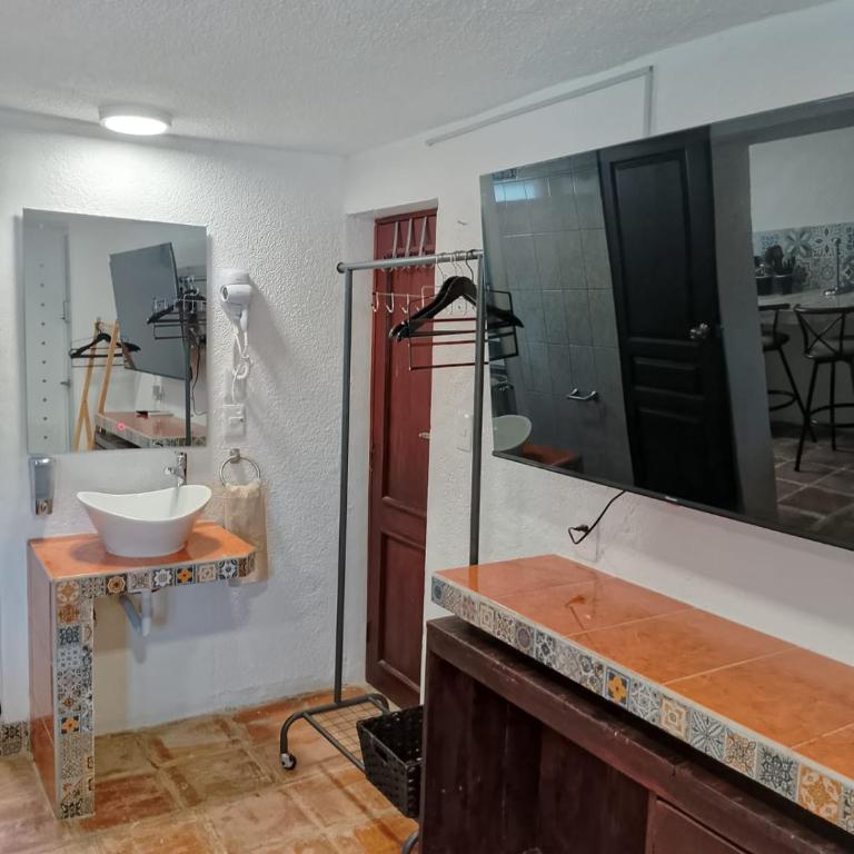 Casa Nance Alojamientos UXMAL Suite Ejecutiva Centro Mercado 28 y ADO King Size - Deluxe Room (2 Adults + 1 Child) - 2