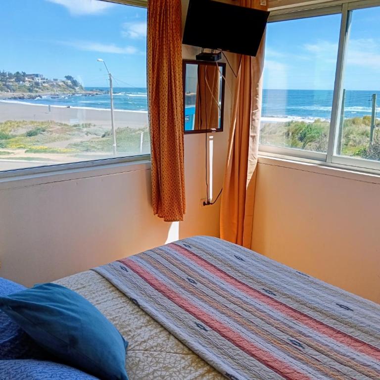 Pichilemuhostel SurfersView - Deluxe Double Room with Balcony and Sea View - 5