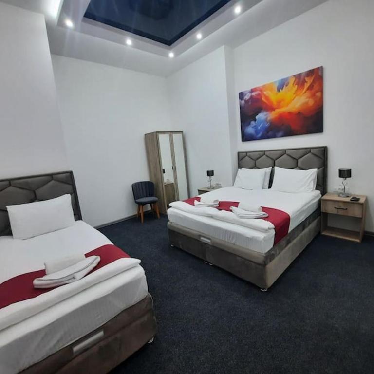 Authentic Belgrade Centre - 3 Luxury Suites in One Space - Hot Tub and Sauna - Apartman sa 3 Spavaće Sobe - 16