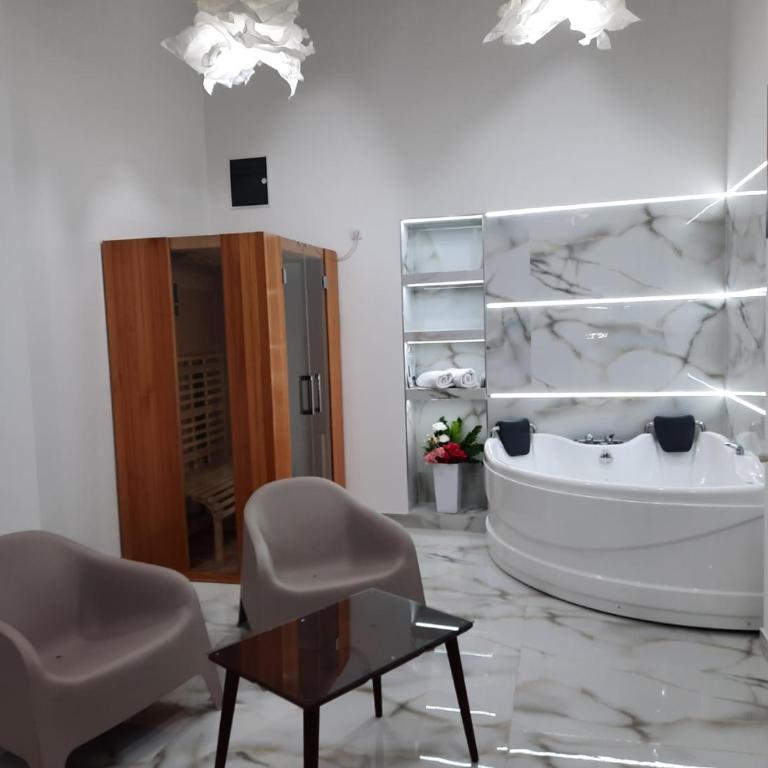 Authentic Belgrade Centre - 3 Luxury Suites in One Space - Hot Tub and Sauna - Apartman sa 3 Spavaće Sobe - 18