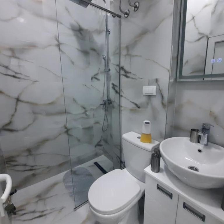 Authentic Belgrade Centre - 3 Luxury Suites in One Space - Hot Tub and Sauna - Apartman sa 3 Spavaće Sobe - 22