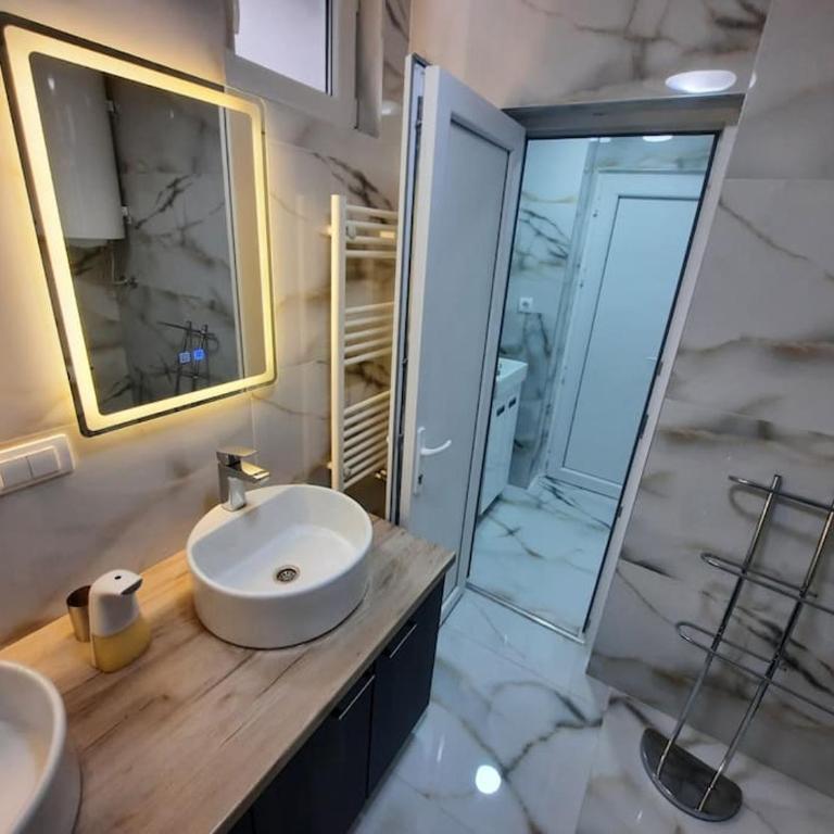 Authentic Belgrade Centre - 3 Luxury Suites in One Space - Hot Tub and Sauna - Apartman sa 3 Spavaće Sobe - 24