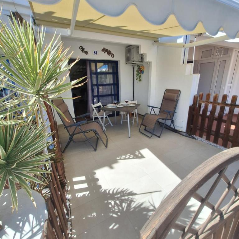 POOLFRONT Bungalow - One-Bedroom House - 9
