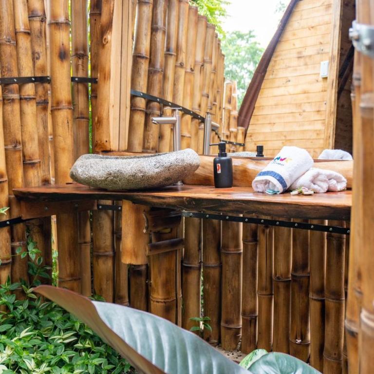 Glamping CAVE - Habitación con cama grande y bañera de hidromasaje - 7