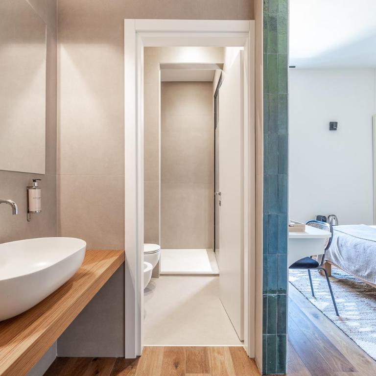 Palazzo Italia Suites - Deluxe Double Room with Bath - 9
