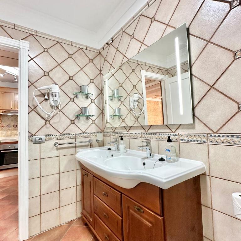 Daniela Garden - One-Bedroom Apartment with Pool View - 32