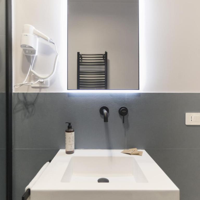 GENESI Suites - Double Room with Private Bathroom - 5
