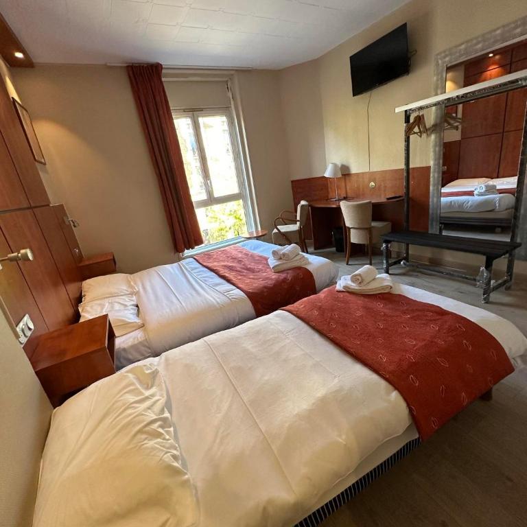 Hôtel Victoria - Chambre Triple - Vue sur Ville - 1