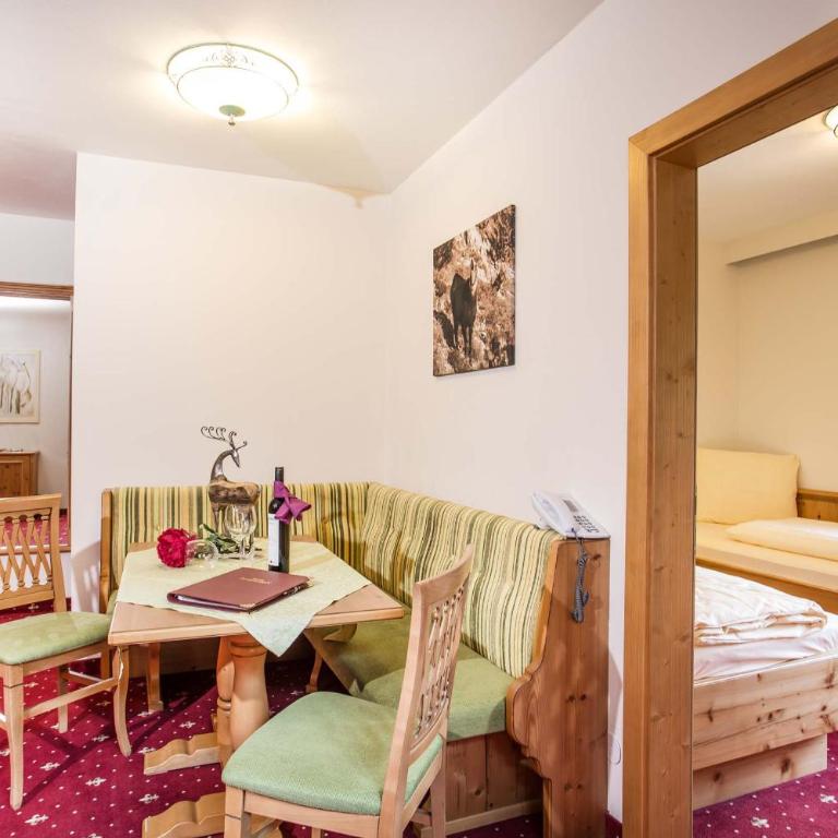 Sporthotel Tirolerhof - Family Room with Balcony - 2
