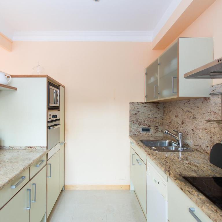 Charming Central Apartment Big Sunny Terrace! - Three-Bedroom Apartment with Terrace - 16