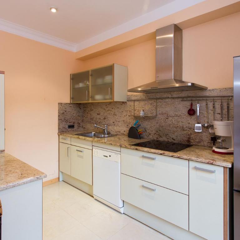 Charming Central Apartment Big Sunny Terrace! - Three-Bedroom Apartment with Terrace - 14