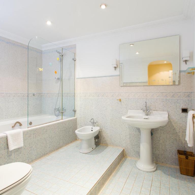 Charming Central Apartment Big Sunny Terrace! - Three-Bedroom Apartment with Terrace - 17