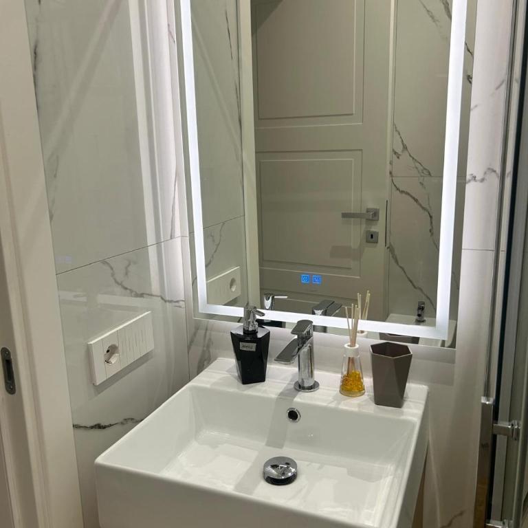 Rome at Hand - metro B direct to Colosseum free parking - Camera Doppia con Letti Singoli con Bagno Privato - 11