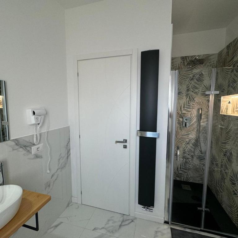 Alba White - Deluxe Double or Twin Room - 9