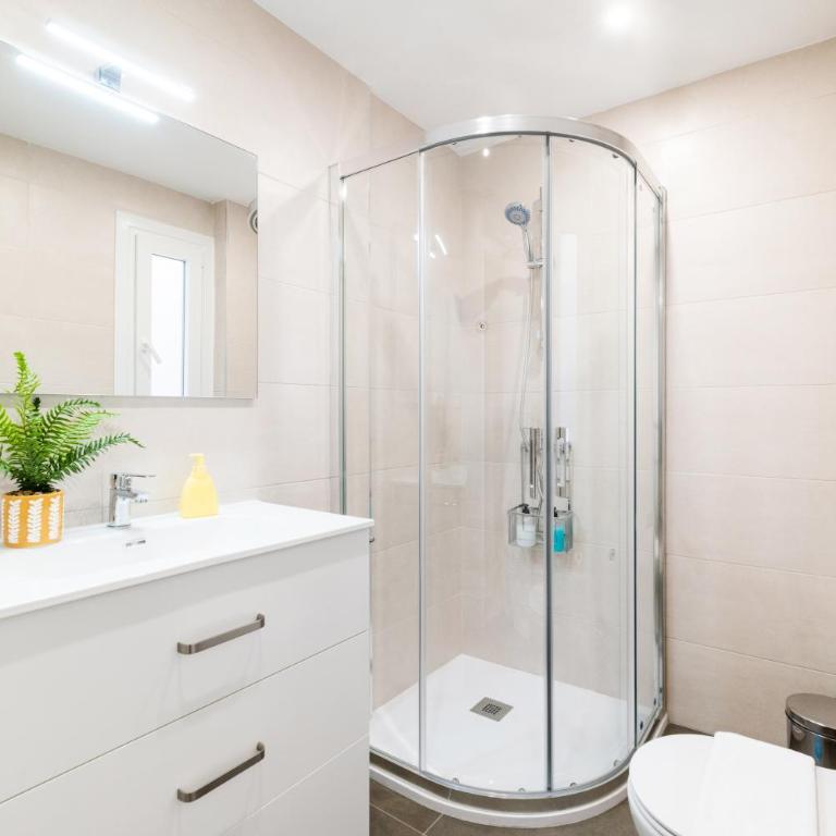 Centrico Apartamento Granada - Three-Bedroom Apartment - 8