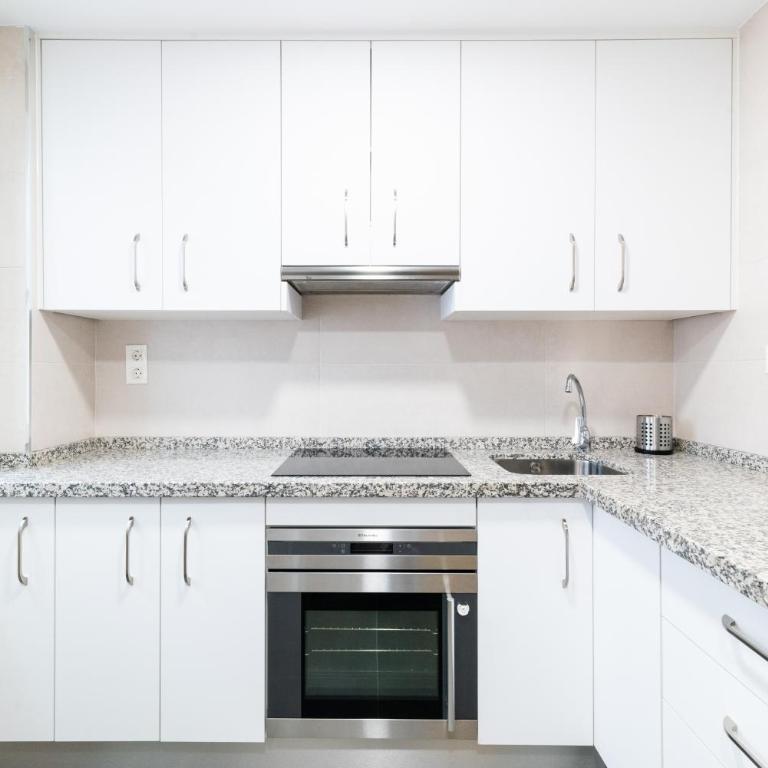 Centrico Apartamento Granada - Three-Bedroom Apartment - 7