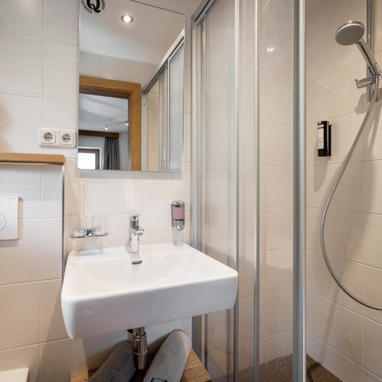Quality Hosts Arlberg - Haus Pepi Eiter - inklusive Sommer-Karte Premium - Standard Doppelzimmer - 6