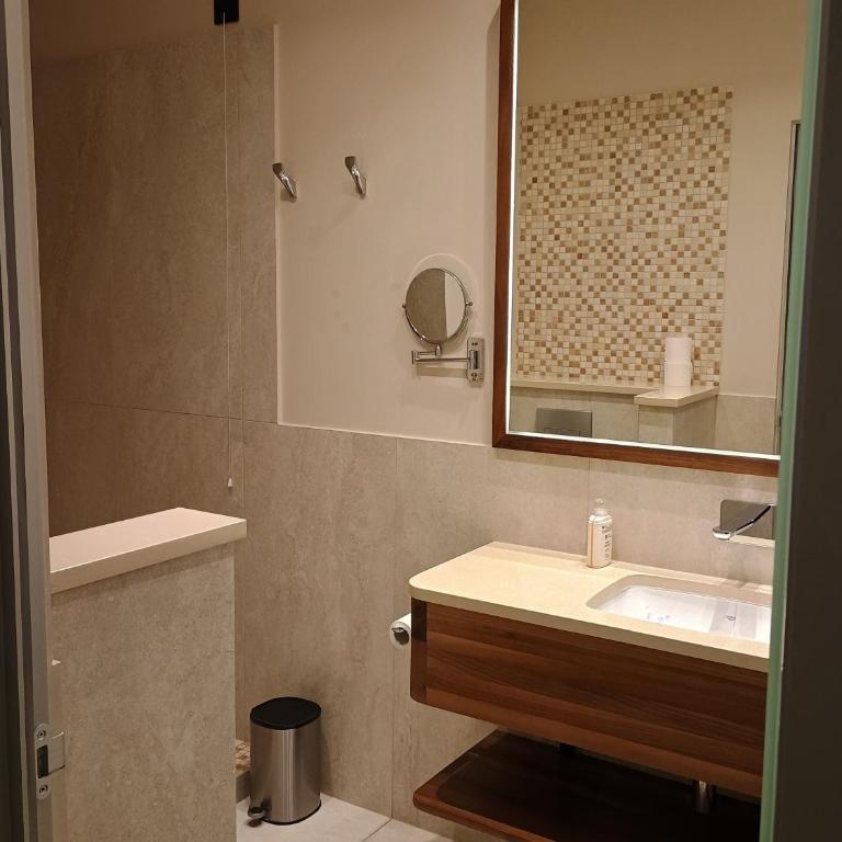 Emilia Lux Rooms - Porodična Soba sa Balkonom - 4