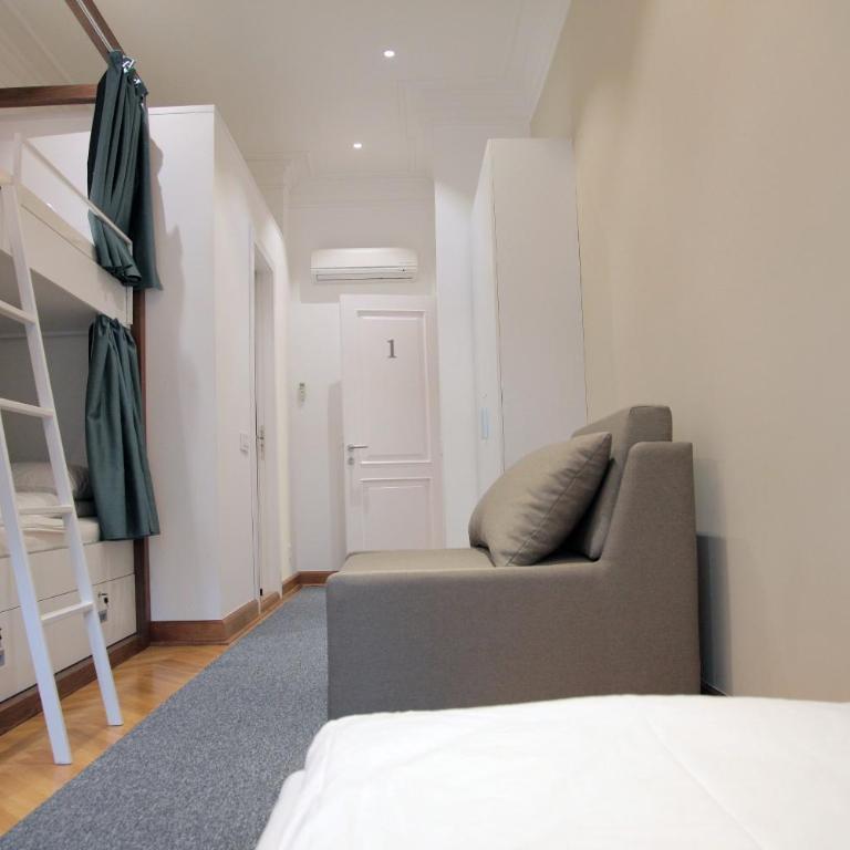 Hostel Karavan Inn - Krevet za Jednu Osobu u Šestokrevetnoj Mešovitoj Spavaonici sa Sopstvenim Kupatilom - 6