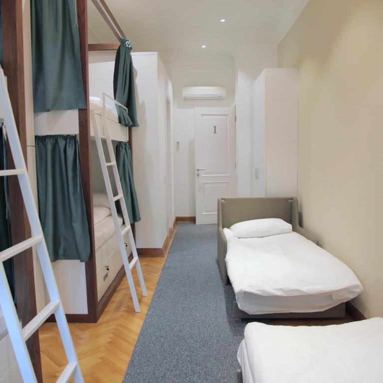 Hostel Karavan Inn - Krevet za Jednu Osobu u Šestokrevetnoj Mešovitoj Spavaonici sa Sopstvenim Kupatilom - 8