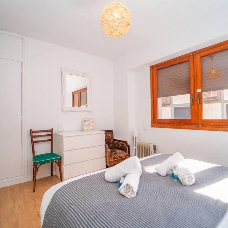 Authentic Alicante Central Flat near the Beach - Two-Bedroom Apartment - 12