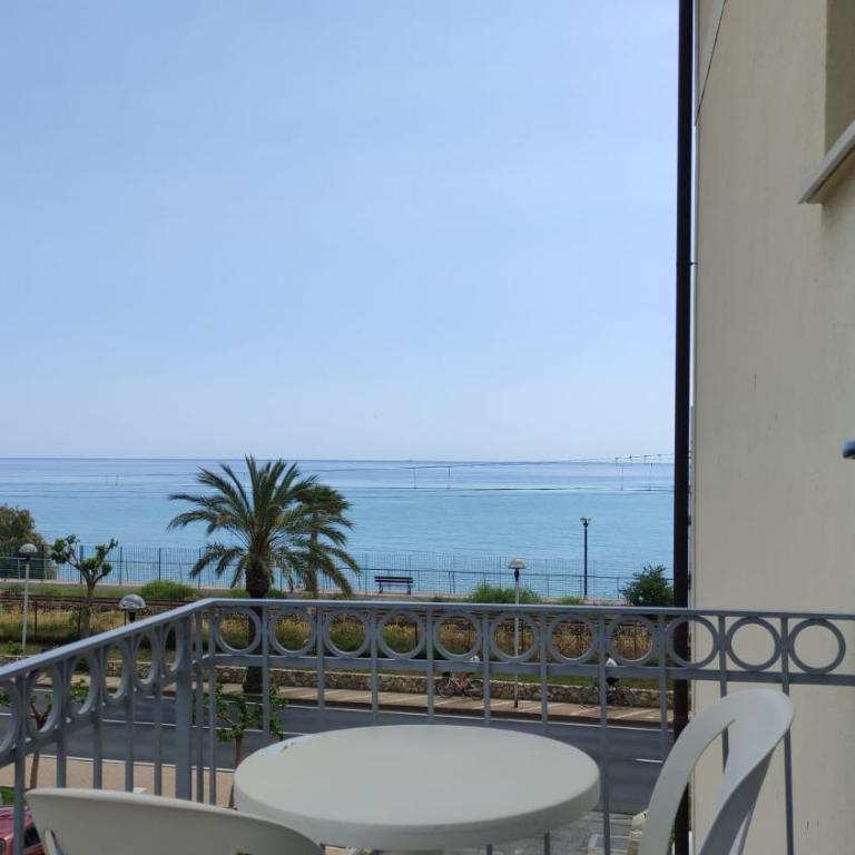 Residence Villa Carmen fronte mare a 50 mt - One-Bedroom Apartment with Sea View - 4