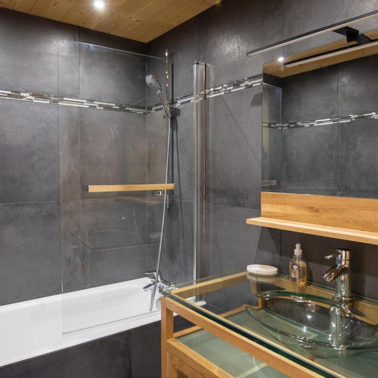 Chalet spacieux 12 pers, 4 ch, 4 sdb, cuisine équipée, parking, cheminée - FR-1-676-201 - Chalet - 14