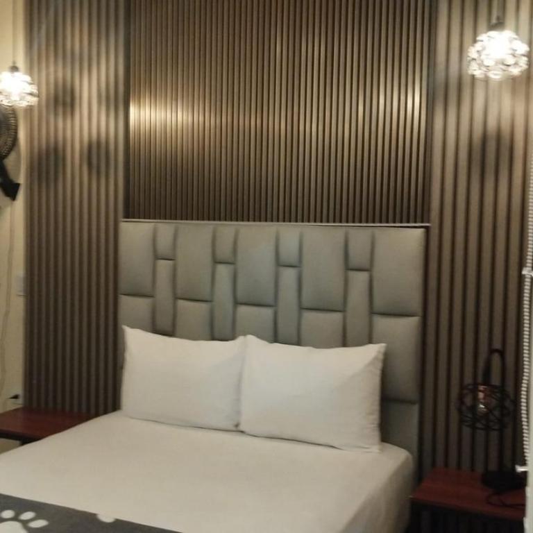Hotel 50 Suites - Standard Double Room with Fan - 2