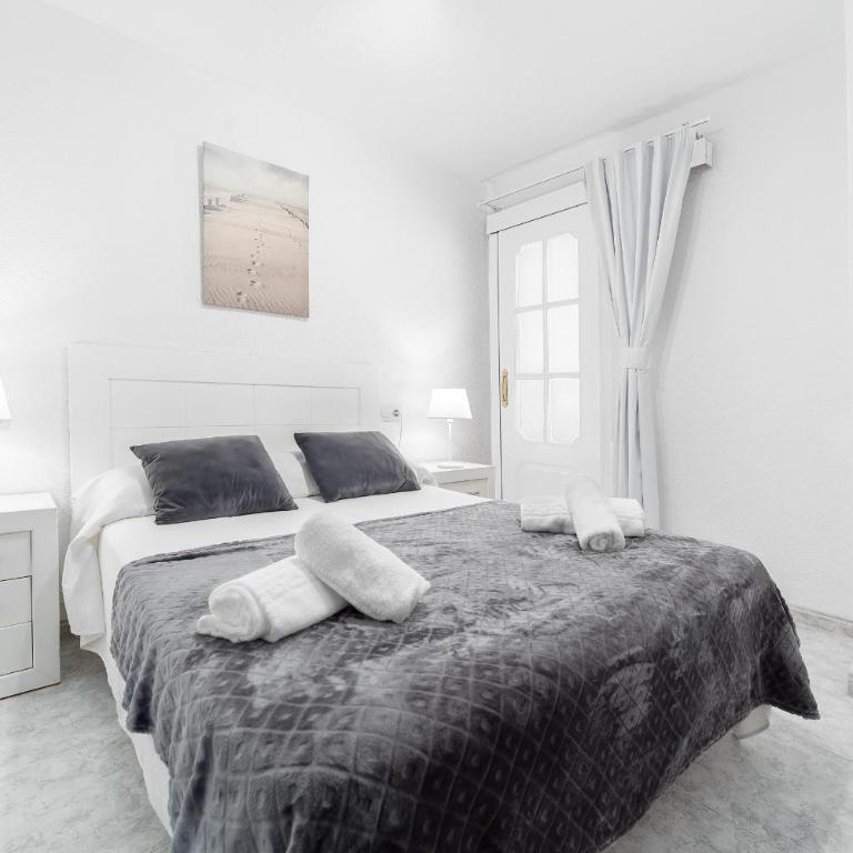 Luxury Primerísima Línea Playa Poniente Benidorm con 6,5 mts de Vistas Frontales al mar y Parking - Three-Bedroom Apartment - 13