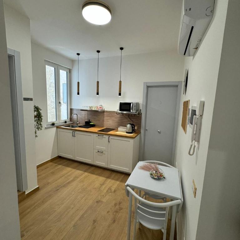 B&B Central Station - Double Room with Private Bathroom - 12