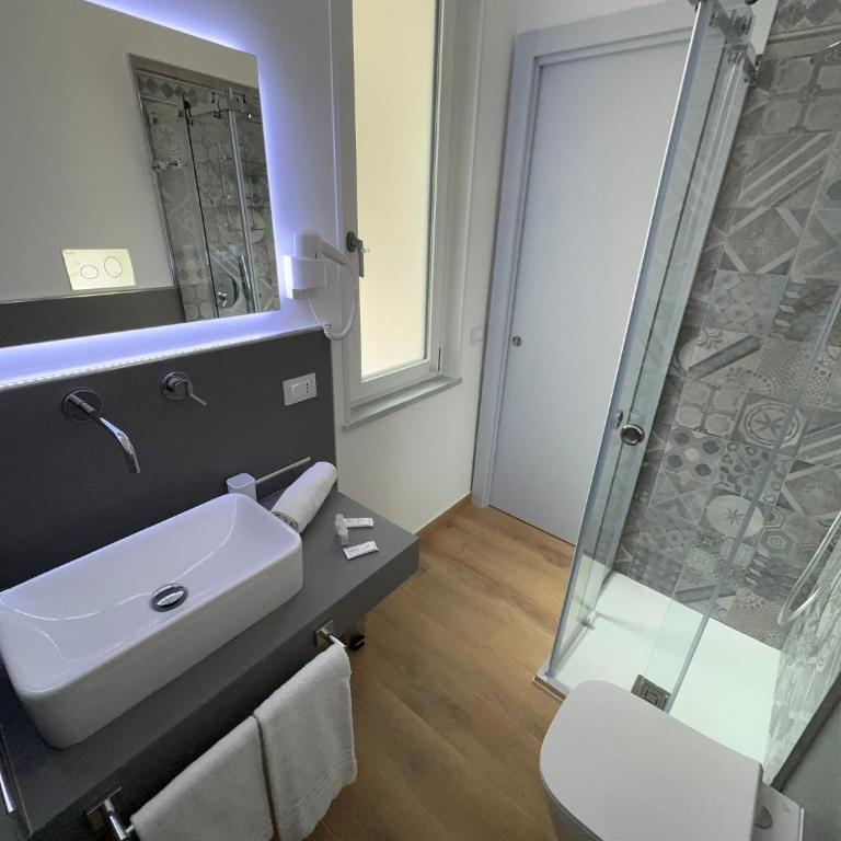 B&B Central Station - Double Room with Private Bathroom - 18