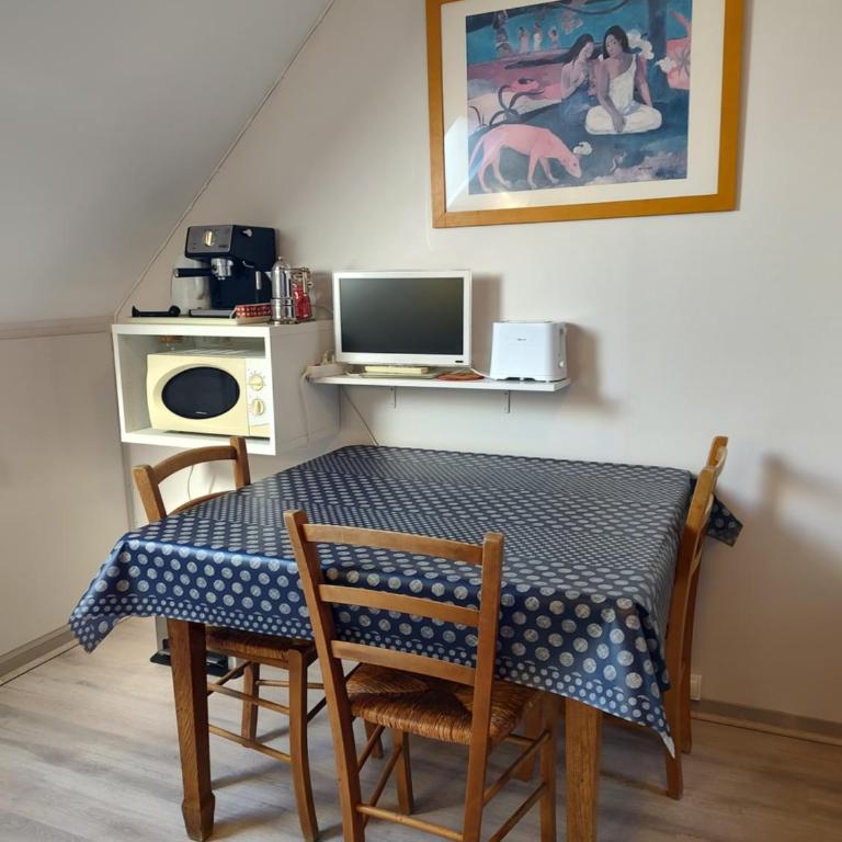 Studio au 2e étage de notre maison de ville - Chambre Quadruple avec Salle de Bains Privative - 2