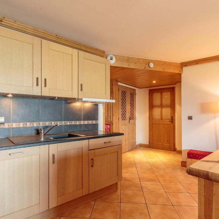 Appartement spacieux 8 pers with Parking & WIFI, proche des pistes - FR-1-352-79 - Appartement - 4