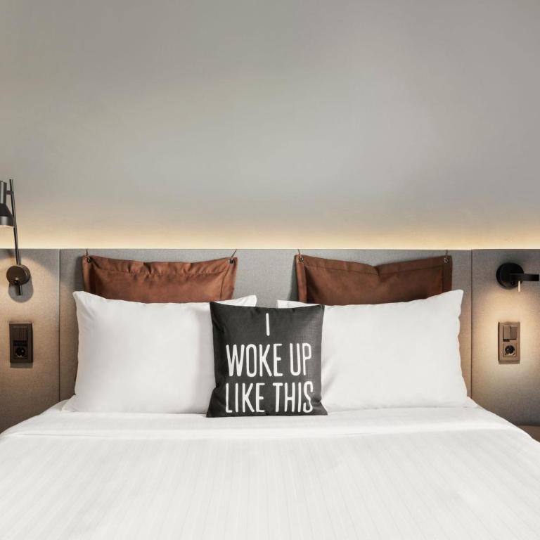 Moxy Barcelona - Moxy Queen Room with City View - 5