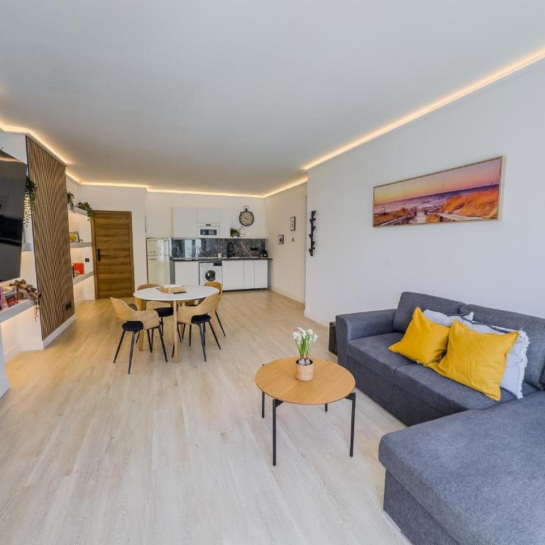 Marbella Banus Living - Two-Bedroom Apartment with Balcony - 2