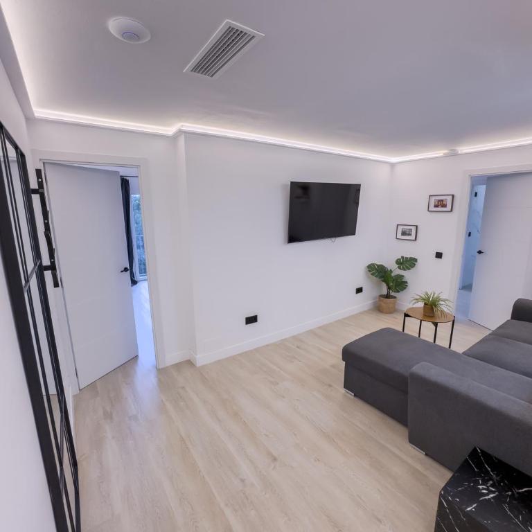 Marbella Banus Living - Two-Bedroom Deluxe Apartment with Balcony and Bathtub - 3