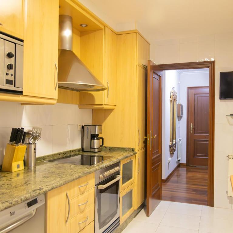 Apartamento completo, amplio, muy iluminado y con plaza de garaje incluida. - Three-Bedroom Apartment - 51