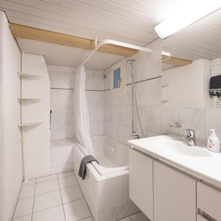 Cosy Swiss Apartment - Three-Bedroom Apartment with Eiger View - 11