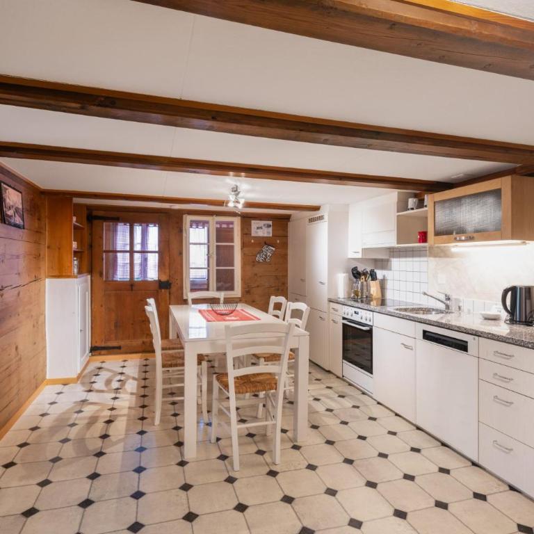 Cosy Swiss Apartment - Three-Bedroom Apartment with Eiger View - 9
