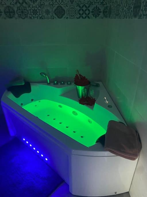 Magnifique villa avec piscine, Jacuzzi et Baignoire Balnéo - Villa - 32