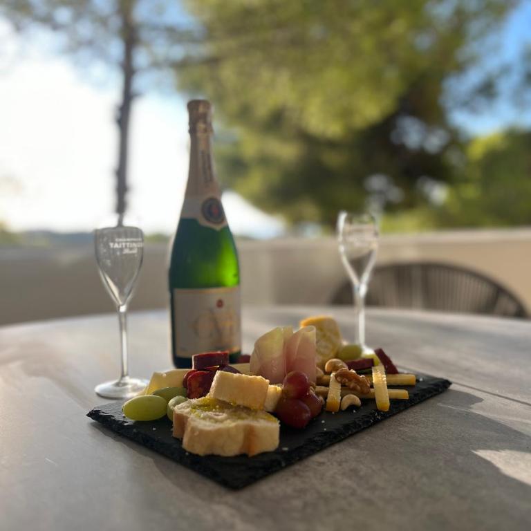 Suite F up, Rio Real, Marbella - One-Bedroom Apartment with Sea View and Balcony - 4
