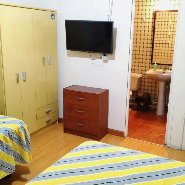 Hostal Bahía, habitaciones en pleno centro y a pasos de la playa - Twin Room with Private Bathroom - 2
