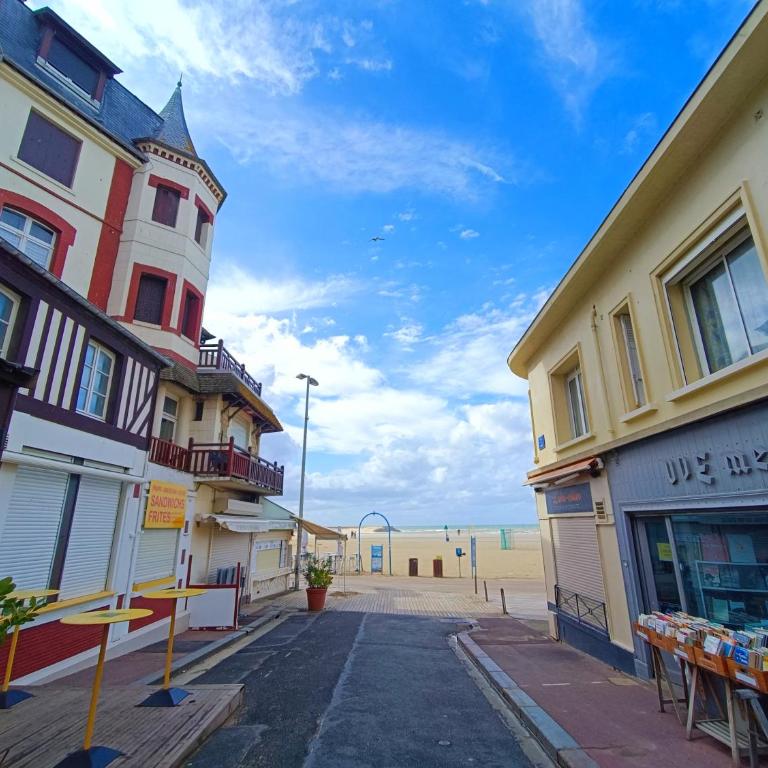 Hyper centre - à 100m de la plage et 250m du casino - Appartement 2 Chambres - Vue sur Mer - 17