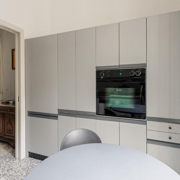 HomyCare Stylish apartment with jacuzzi & balcony steps from Duomo - Appartamento Deluxe - 12
