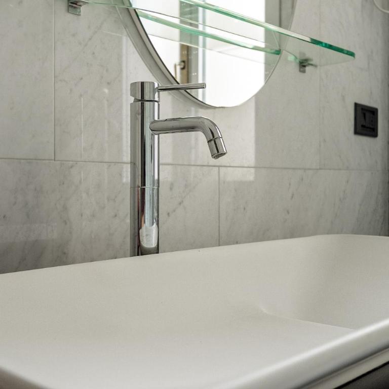 HomyCare Stylish apartment with jacuzzi & balcony steps from Duomo - Appartamento Deluxe - 43