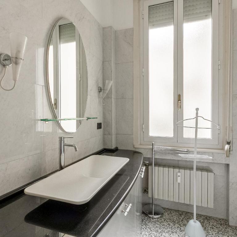 HomyCare Stylish apartment with jacuzzi & balcony steps from Duomo - Appartamento Deluxe - 39