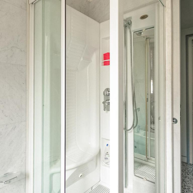HomyCare Stylish apartment with jacuzzi & balcony steps from Duomo - Appartamento Deluxe - 38